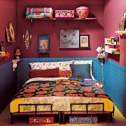 Bildbevis på att sovrum kan vara både färgglada och mönstrade. 