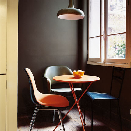 Udda stolar i olika färger bildare en harmonisk enhet. 