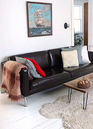 Second hand sofa in black skin. 